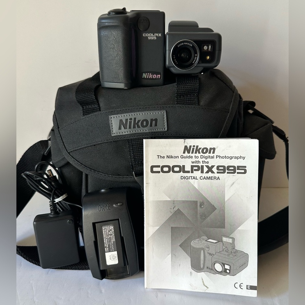 Nikon Coolpix 995 Black 1.8" LCD 3.2MP 4x Optical Zoom Compact Digital Camera